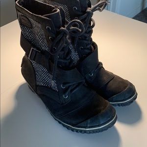 Sorel Boots. Black and herringbone. EUC.